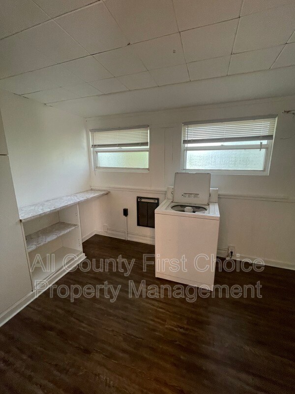 Building Photo - 1327 James Ave S