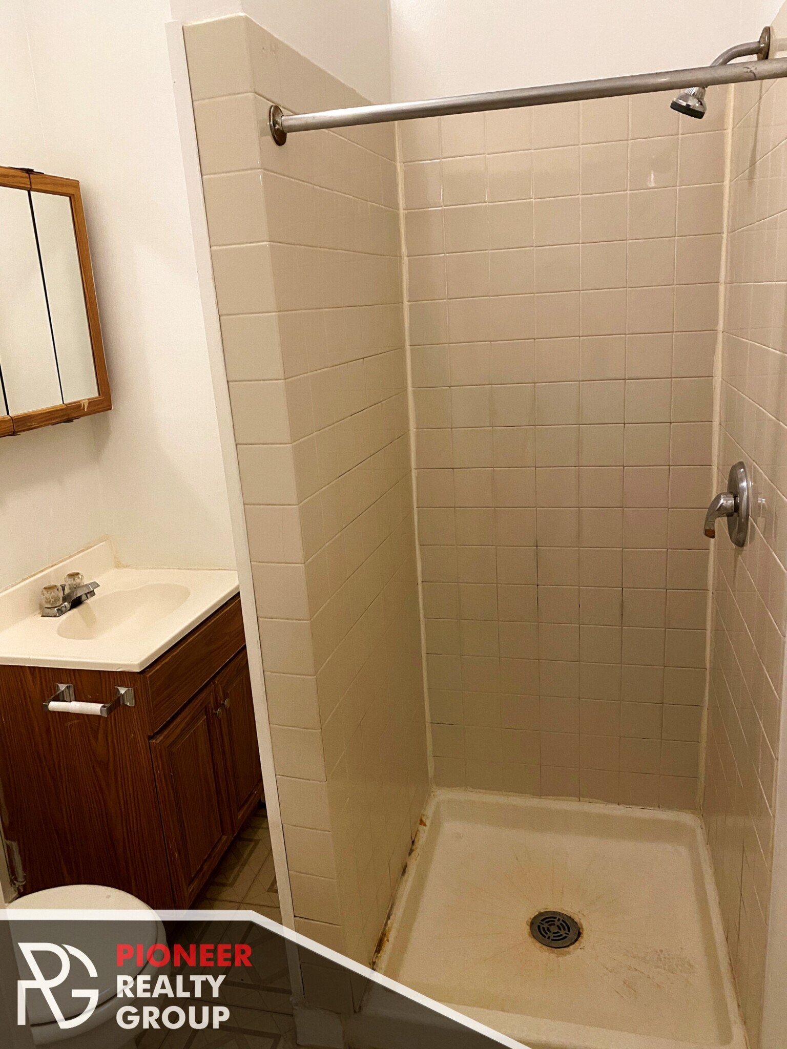 Building Photo - 546 W Wellington Ave