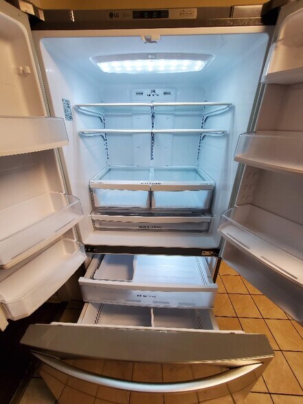 Building Photo - 820 Pineland Ave