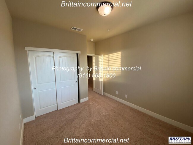 Building Photo - Stunning 3 Bedroom, 2.5 Bath Single Family Home, Gated Community, Beautiful Inside & Out!