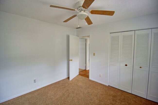 Building Photo - 205 E Esther St