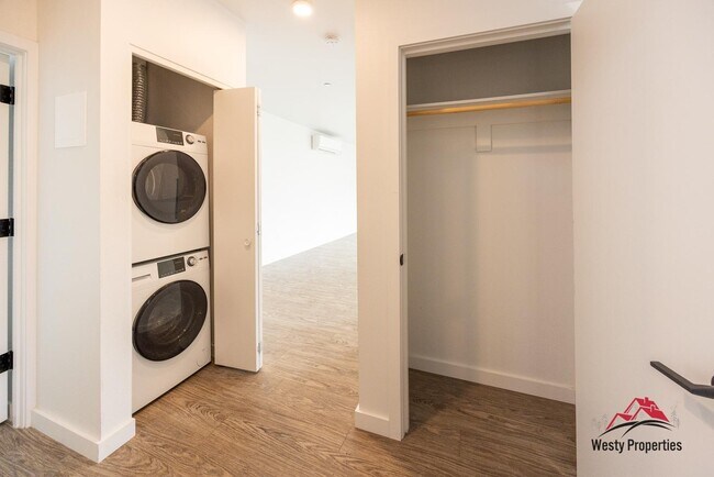 Building Photo - 4647 SE 40th Ave