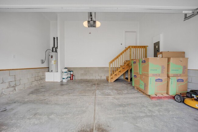 Building Photo - Spacious 5-Bedroom Home with Modern Upgrad...