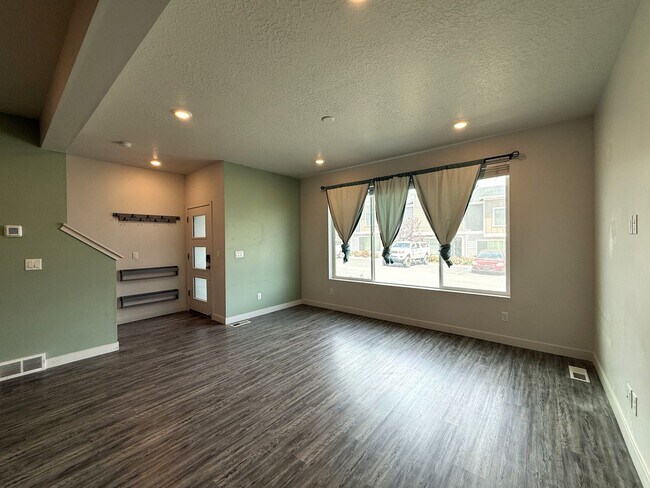 Building Photo - Townhome available now in Haven Dell!