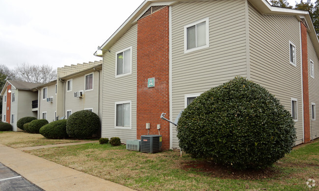 Primary Photo - Oaks Apartments