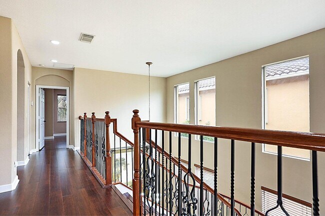 Building Photo - 748 Cresta Cir