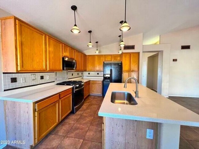 Building Photo - Lovely 4-bedroom, 2-bathroom home located ...