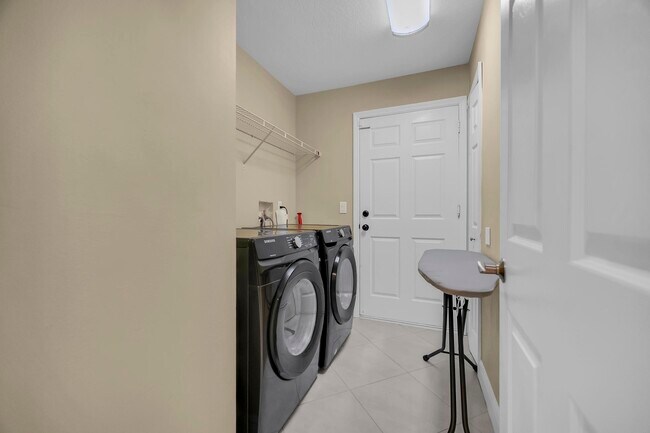 Building Photo - 1037 SW Payne Ave