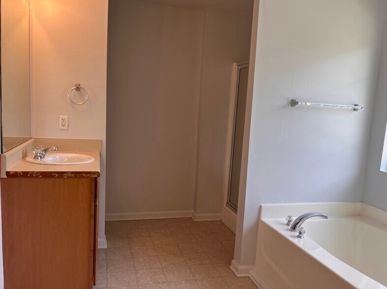 Building Photo - 637 Pointe S Pkwy