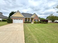 Building Photo - Inviting 4 bed 3.5 bath Home with Ample Li...