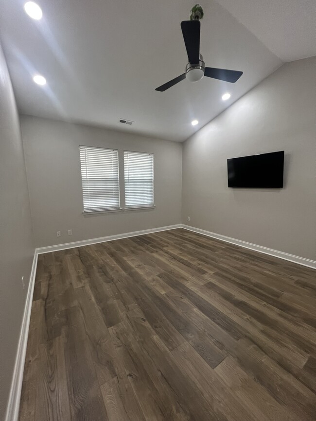 Building Photo - 920 Hanson Dr