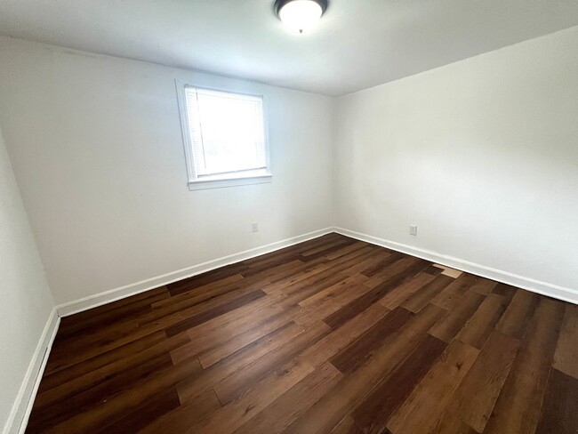 Building Photo - 4 Bedroom 2 Bathroom Home Located in Empor...