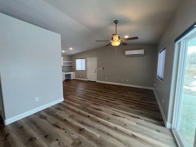Building Photo - 2 bed - 1 bath - updated throughout!