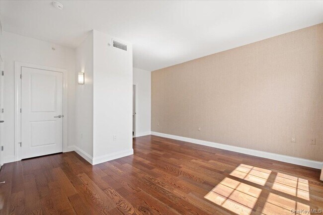 Building Photo - 10 Byron Pl