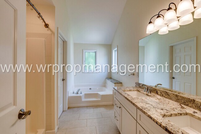 Building Photo - 4 Bed 3 Bath Home in Lambertville