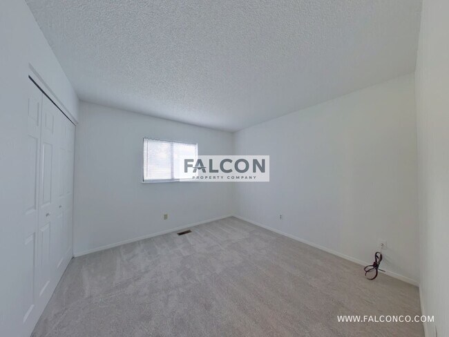 Building Photo - 2114 Shawnee Dr