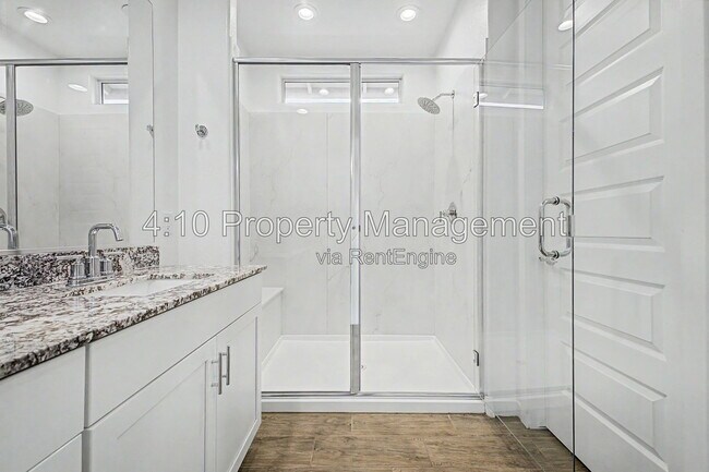 Building Photo - 3241 E Malibu Dr