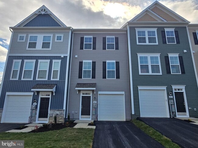 Building Photo - 453 Husky Trl