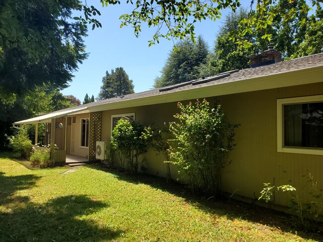 Building Photo - Modern Upgraded 3 bedroom Rambler