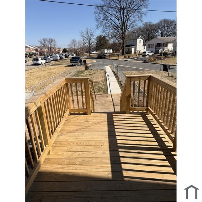 Building Photo - 3 bedroom with Parking