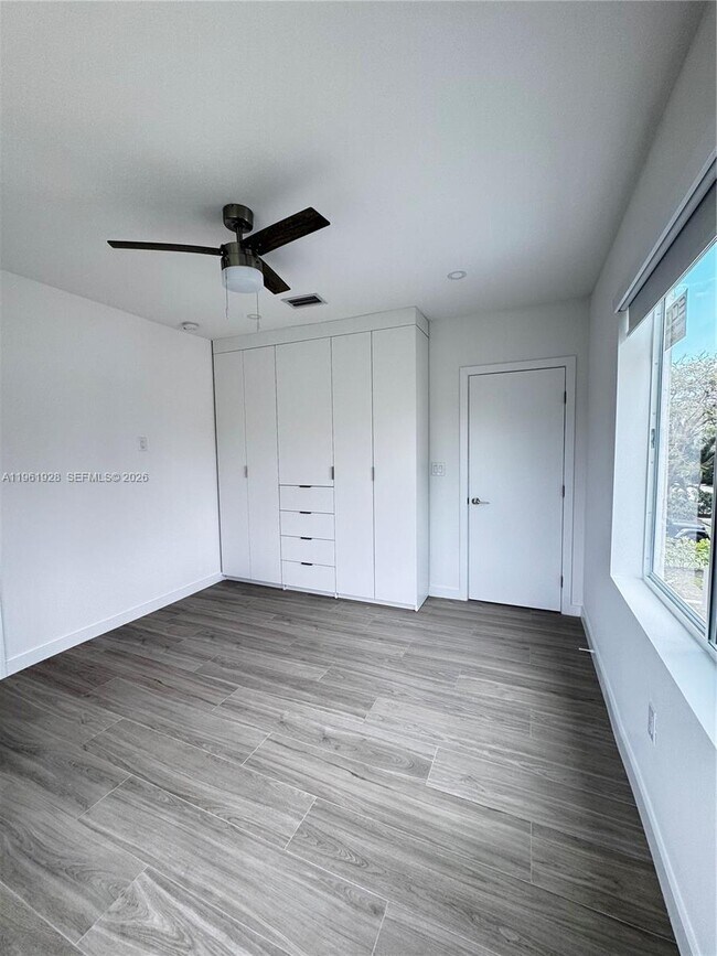 Building Photo - 2855 Royal Palm Ave