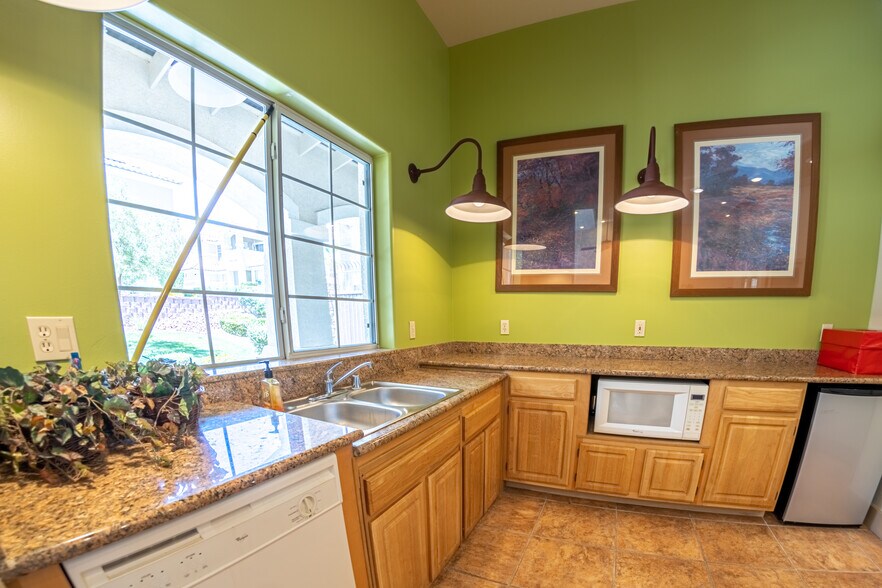 Building Photo - 5855 Valley Dr
