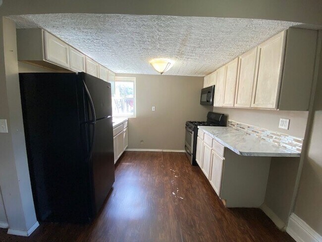 Building Photo - 421 Allyn St