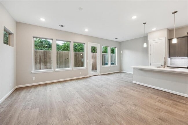 Building Photo - 804 Dawn Meadows Dr