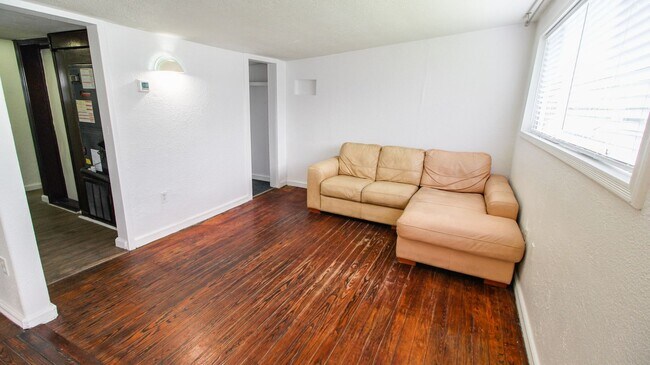 Building Photo - 1709 Cloverlawn Ave