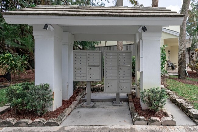 Building Photo - 73 Admirals Ct