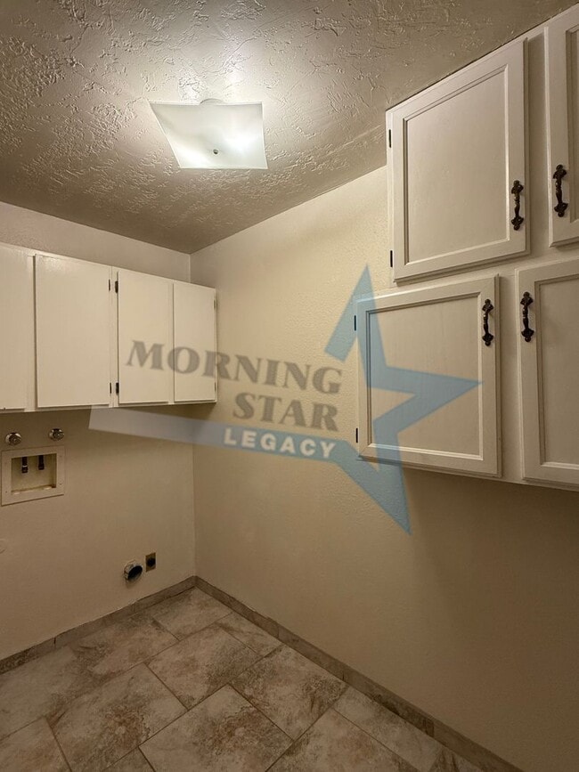 Building Photo - 3 Bed Condo W/ yard!