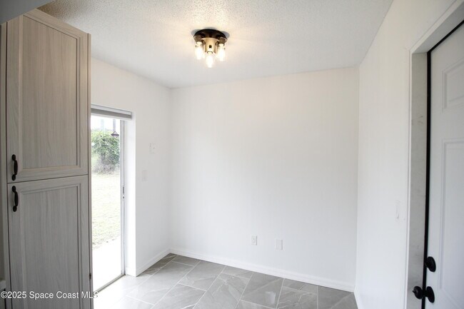 Building Photo - 3002 Edgewood Dr NE
