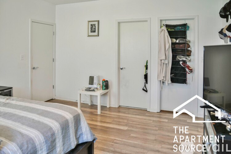 Building Photo - 2700 W North Ave