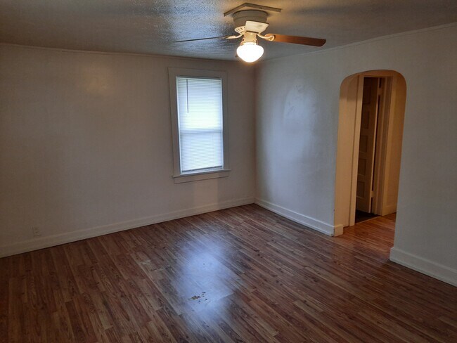 Building Photo - 1516 N Farmer Ave
