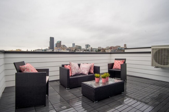 Building Photo - Modern 3BR/2BA Townhouse with Rooftop View...