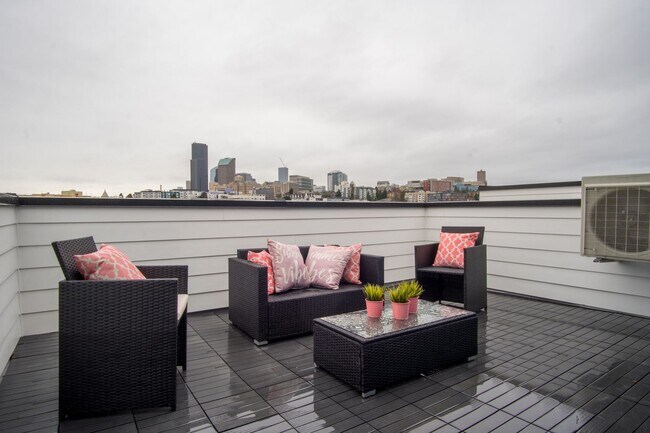 Building Photo - Modern 3BR/3BA Townhouse with Rooftop - Views of Downtown!