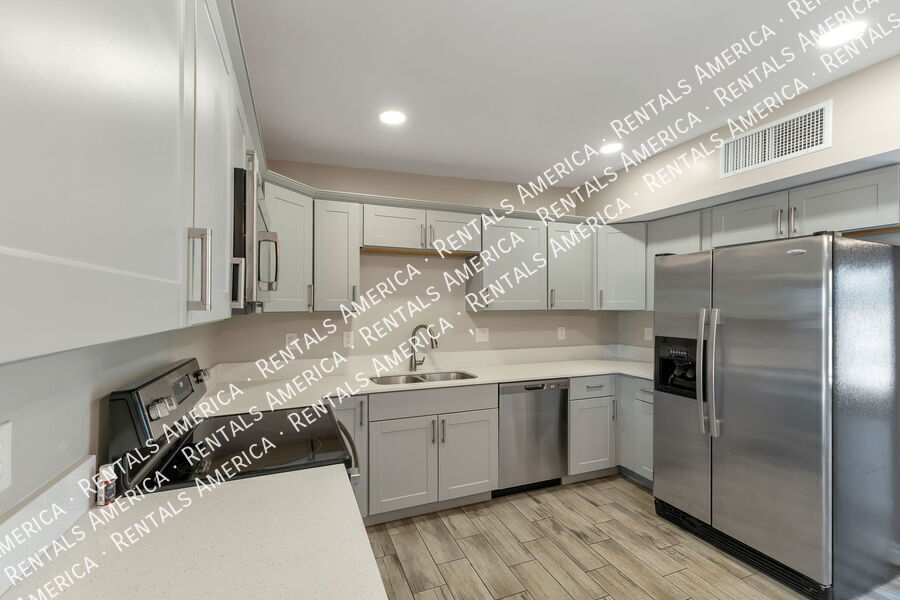 Building Photo - 4000 W Orangewood Dr