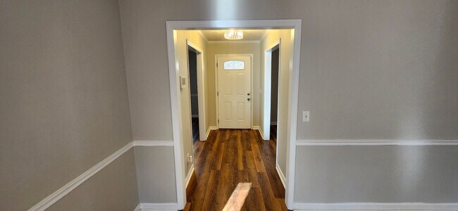 Building Photo - 4 bedroom home in North Columbus