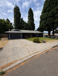 Building Photo - Renovated 3 bed 2 bath!