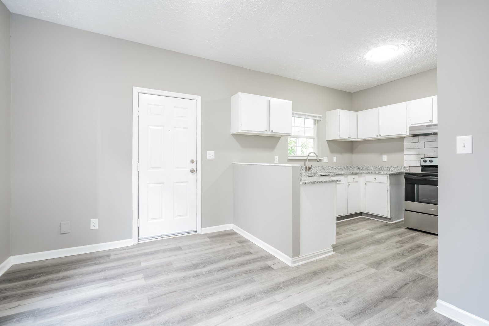 Building Photo - 924 E Dayton St