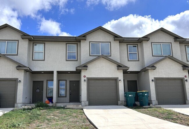 Building Photo - Charming Townhome Near I-35 & Randolph AFB