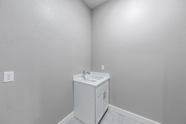 Building Photo - Immaculate New Build Just Steps from Laker...