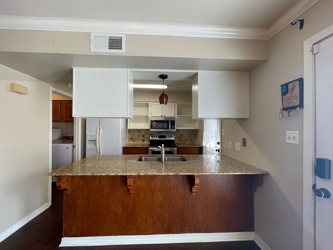 Building Photo - Townhome in Gated Community
