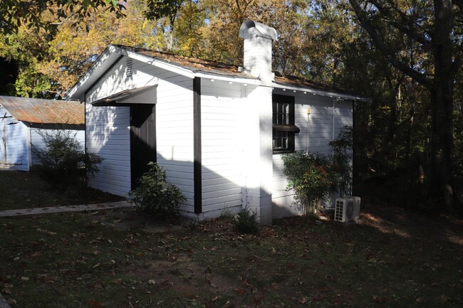 Building Photo - Charming Studio with Full Bath in the Hear...