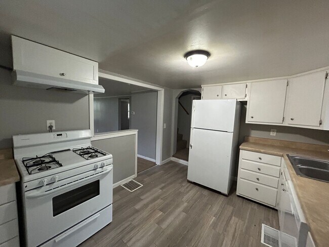 Building Photo - 3 bedroom 1 bath house in East Moline