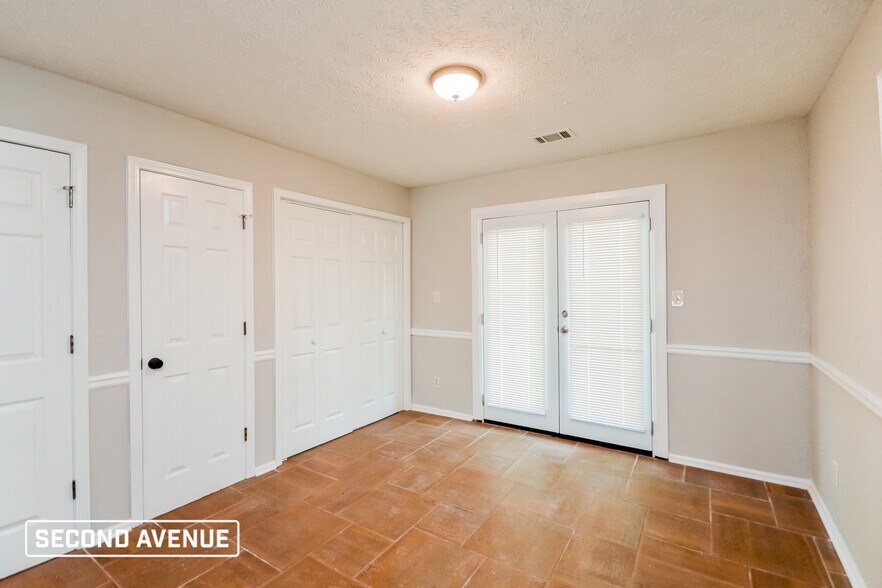 Building Photo - 4830 Thornwood Dr