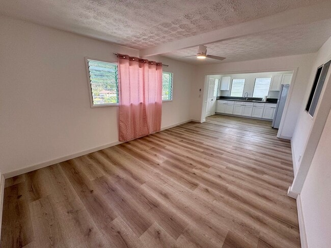 Building Photo - 3/1 w/ ocean views and all utilities inclu...