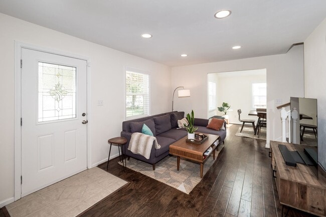 Building Photo - Immaculate 3 bedroom 2 bath bungalow at Oc...