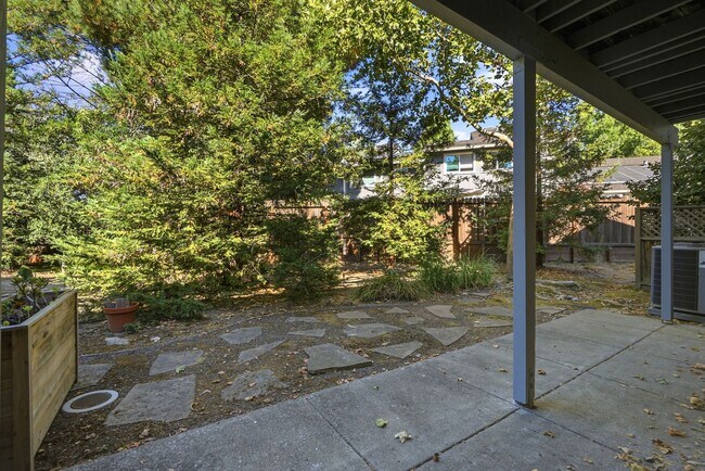 Building Photo - 320 Grapevine Pl