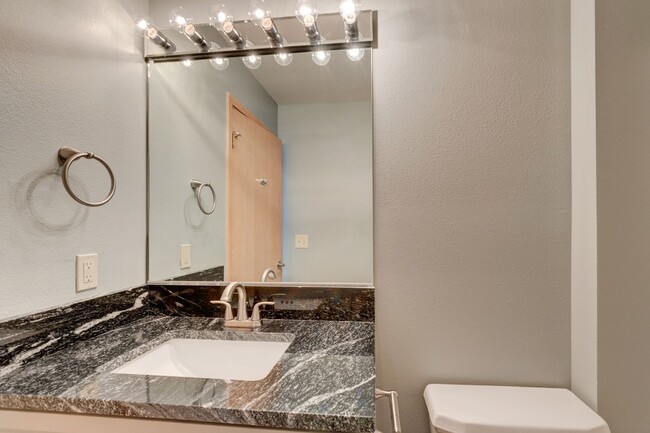 Building Photo - 2 Bed 2 Bath Water View Condo - Water/Sewe...